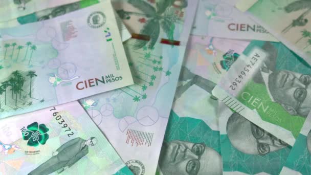 Kolumbianischer Pass fiel auf kolumbianisches Geld COP Zeitlupe - Filmmaterial, Video