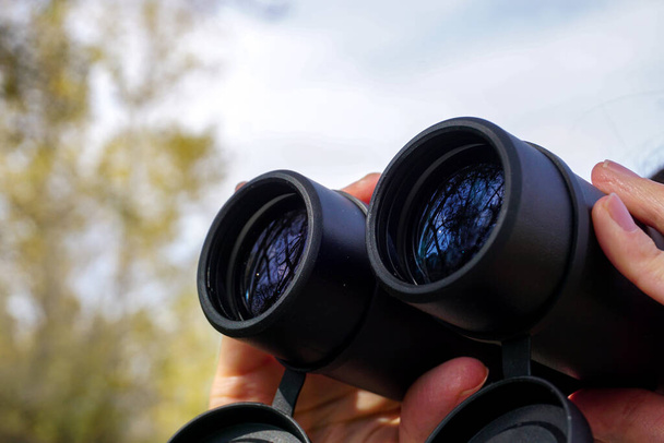 29. října 2023 Eskisehir Turecko. Žena pozorování pták s dalekohledem zblízka pohled - Fotografie, Obrázek