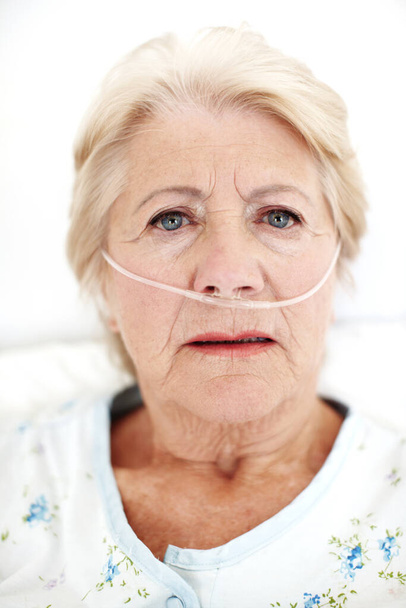 Anxiété et isolement - Santé des personnes âgées. Portrait rapproché d'une femme âgée malade à la recherche d'espoir - Photo, image