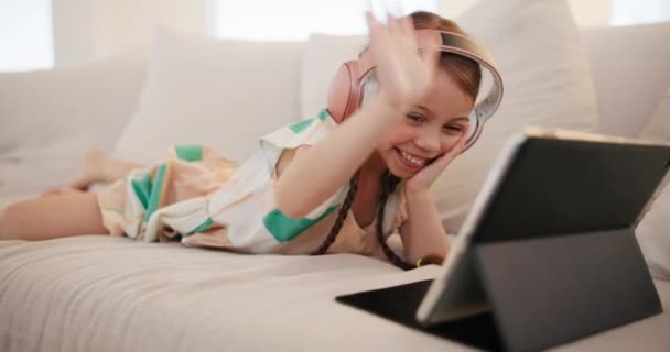 Happy, video çağrısı ve tabletten çocuk dalgası, merhaba ve evdeki sosyal medyadan elde edilen iletişim. Çocuk, gülümse ve hoş geldin sohbeti internet, bağlantı ya da okul için canlı yayında.. - Video, Çekim