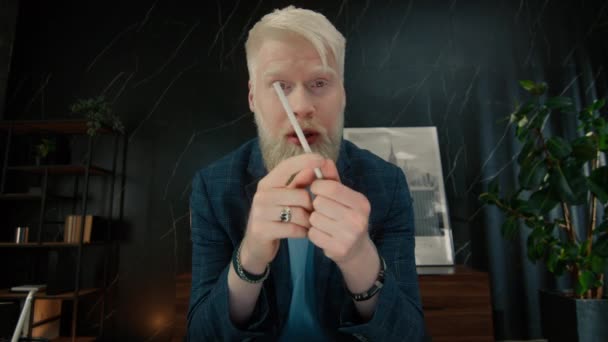 Serieuze albino ondernemer in gesprek met collega 's tijdens online video chat. Boze zakenman legt plan uit van de start-up op video conferentie. Agressieve CEO gebaren handen op de camera in het kantoor  - Video