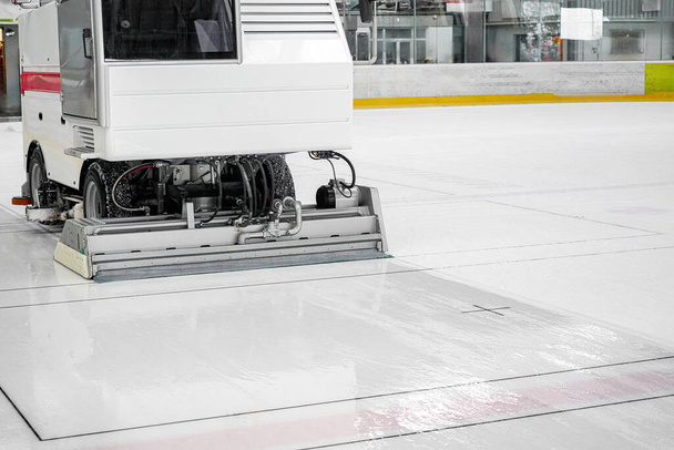 Uma máquina especial limpa o gelo na pista de patinação. - Foto, Imagem