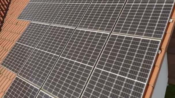 Auf dem Ziegeldach des Hauses sind moderne Photovoltaik-Einkristall-Solarmodule aus festem Siliziumkristall installiert, die eine höhere Effizienz bei der Umwandlung von Sonnenlicht in elektrischen Strom bieten.. - Filmmaterial, Video