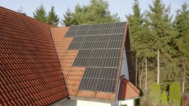 Photovoltaik-Solarzellen auf dem Ziegeldach eines Privathauses. Ein mit Sonnenenergie betriebenes Haushaltsstromversorgungssystem für die Elektrifizierung von Privathaushalten. - Filmmaterial, Video