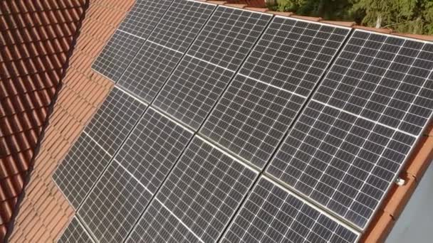 Φωτοβολταϊκές ηλιακές συστοιχίες εγκατεστημένες στην κεραμοσκεπή μιας ιδιωτικής κατοικίας. Ένα οικιακό σύστημα παροχής ηλεκτρικού ρεύματος που τροφοδοτείται με ηλιακή ενέργεια για την ηλεκτροδότηση ιδιωτικών κατοικιών. - Πλάνα, βίντεο