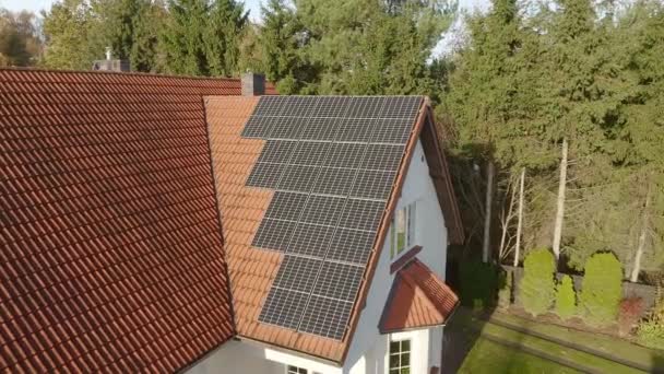 Photovoltaik-Solarzellen zur Stromerzeugung aus Sonnenenergie auf einem Ziegeldach eines Hauses. Ausrüstung zur Energieversorgung aus erneuerbaren Energiequellen. Grüne Energie in Privathaushalten. - Filmmaterial, Video