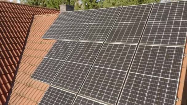 Eine Farm mit Photovoltaik-Sonnenkollektoren zur Stromerzeugung aus Sonnenenergie auf dem Dach eines Hauses. Ausrüstung zur Energieversorgung aus erneuerbaren Energiequellen. - Filmmaterial, Video
