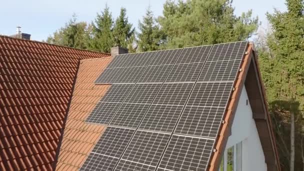 Eine Farm mit Photovoltaik-Solarmodulen zur Stromerzeugung aus Sonnenenergie auf dem Dach eines Hauses. Ausrüstung zur Energieversorgung aus erneuerbaren Energiequellen. - Filmmaterial, Video