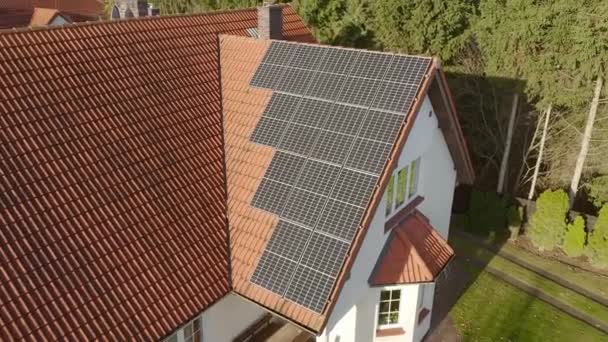 Een boerderij van fotovoltaïsche zonnecellen om elektriciteit op te wekken uit zonne-energie op het dak van een huis. Apparatuur voor de energievoorziening uit hernieuwbare energiebronnen. - Video