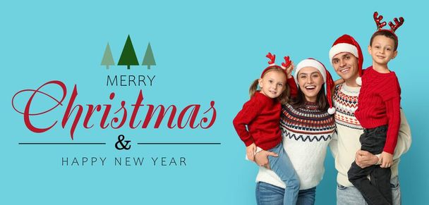 Χαιρετισμός πανό με ευτυχισμένη οικογένεια σε χριστουγεννιάτικα ρούχα - Φωτογραφία, εικόνα
