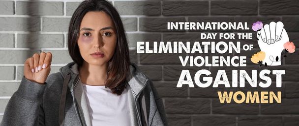 Знамя Международного дня борьбы с насилием в отношении женщин с напуганной молодой девушкой - Фото, изображение