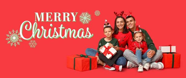 Χαιρετισμός χριστουγεννιάτικο πανό με ευτυχισμένη οικογένεια και δώρα - Φωτογραφία, εικόνα