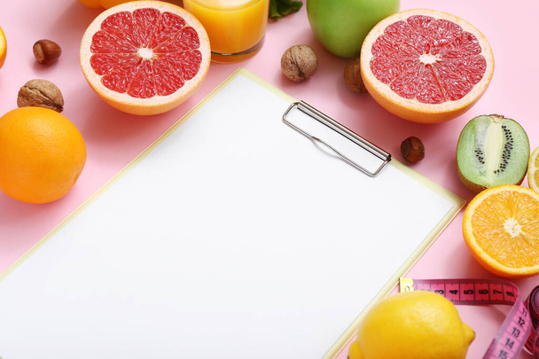 Composición con portapapeles en blanco y productos saludables sobre fondo rosa, primer plano - Foto, imagen