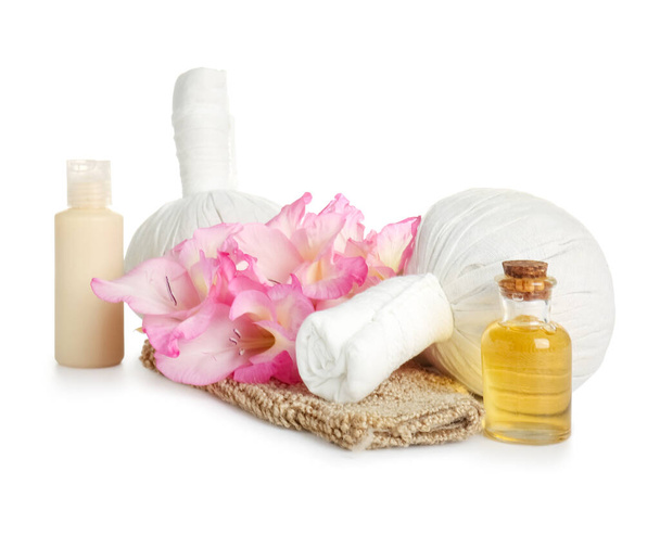 Pullot kosmeettisia valmisteita, kylpylä tarvikkeet ja kauniita kukkia valkoisella taustalla - Valokuva, kuva