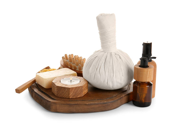 Holztafel mit Wellness-Accessoires und Kosmetikprodukten auf weißem Hintergrund - Foto, Bild