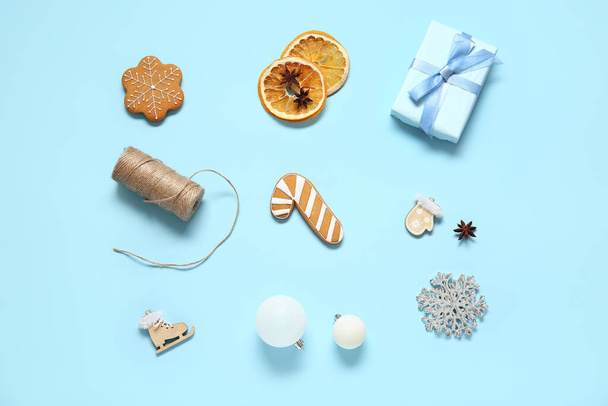 Chutné vánoční cukroví s dárkovou krabicí a výzdobou na modrém pozadí - Fotografie, Obrázek