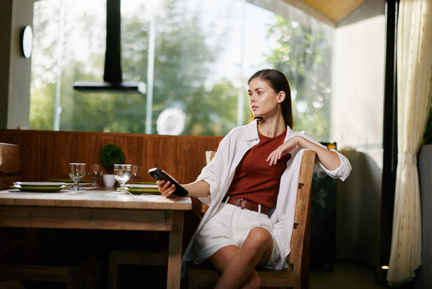 Osoba internet atraktivní portrét sezení káva businesswoman dáma životní styl mladý krása ležérní technologie ženy dospělý stůl kavkazský komunikace obchod žena moderní kavárna - Fotografie, Obrázek