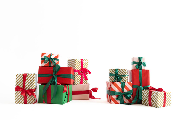 Beyaz arka planda izole edilmiş güzel paketlenmiş Noel hediyeleri. Yüksek kalite fotoğraf - Fotoğraf, Görsel