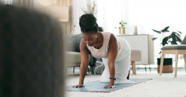 Yoga, benen of zwarte vrouw die zich uitstrekt in huis of studio voor welzijn, rust of balans. Pilates, flexibele of zen Afrikaanse persoon in ezel poseren voor energie training, adem of holistische oefening. - Video