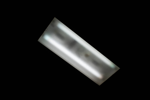 um tubo de néon iluminado encaixe de luz no teto - Foto, Imagem
