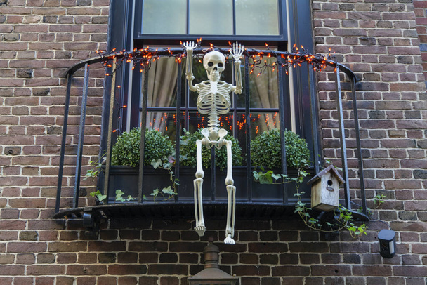 Gruselige Halloween-Dekorationen vor dem Gebäude in New York City. Hochwertiges Foto - Foto, Bild