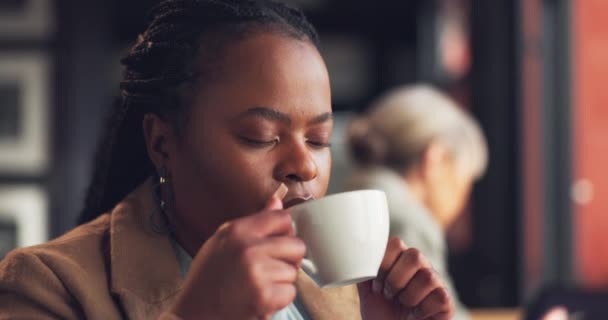 Üzlet, kávé ital és fekete nő élvezik az eszpresszó forró ital ízét bögrében az irodában. Teáscsésze, professzionális és afrikai személy elégedett tejeskávé a szünetben, hogy pihenjen a vállalati társaság - Felvétel, videó
