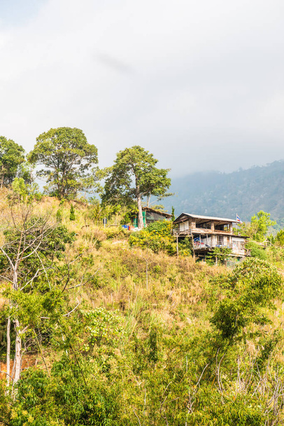 Malý domov s výhledem na hory v národním parku Phulangka, Thajsko. - Fotografie, Obrázek