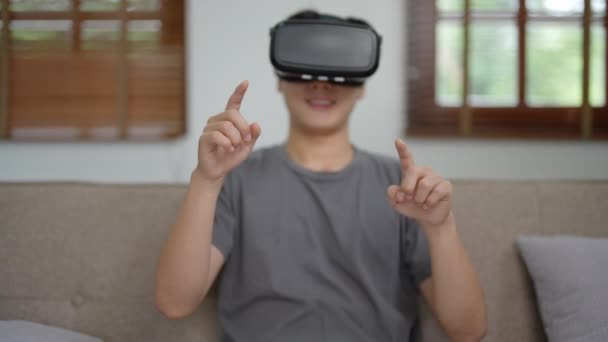 metawersy, człowiek noszący okulary przesuwa palec przez wirtualną rzeczywistość. Wysokiej jakości materiał filmowy FullHD - Materiał filmowy, wideo