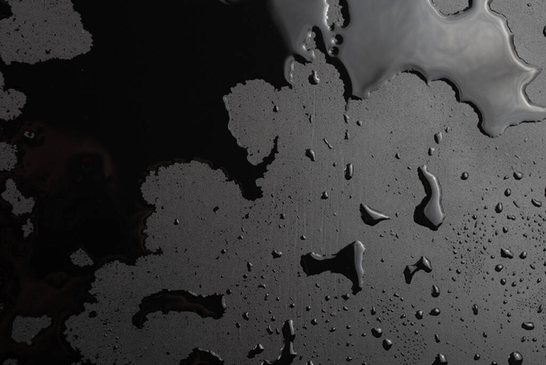 abstracte achtergrond van nat zwart schoon geschilderd oppervlak - close-up met selectieve focus. - Foto, afbeelding