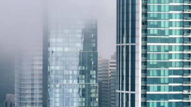 Снимок густого тумана в финансовом районе Сан-Франциско, Калифорния. Аэропорт города Сан-Франциско, городской футуристический горизонт под туманом. Бетонные стеклянные здания высотных небоскребов - Кадры, видео