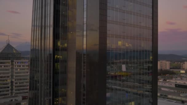 In der Abenddämmerung um den Wolkenkratzer fliegen - Filmmaterial, Video