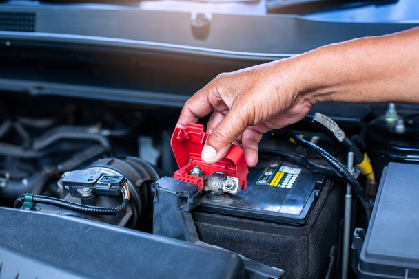 Selektivní zaměření na automatickou mechanickou kontrolu a údržbu baterie v autě. Servis a údržba auta nebo vozidla. - Fotografie, Obrázek