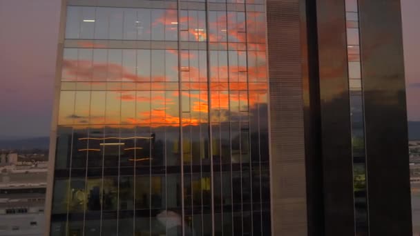Latające wokół biznes drapacz chmur na zachodzie słońca - Materiał filmowy, wideo