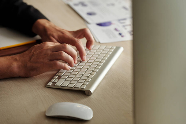 Ofis masasında klavyeye yazı yazan girişimcinin elleri. - Fotoğraf, Görsel