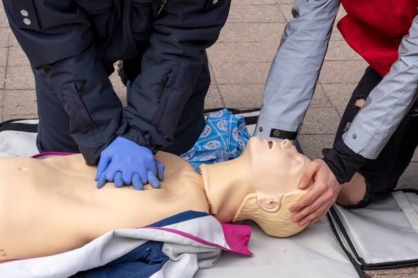 Mani di un poliziotto su un manichino durante un esercizio di rianimazione. CPR First Aid Training Concept.Urgent Care. - Foto, immagini