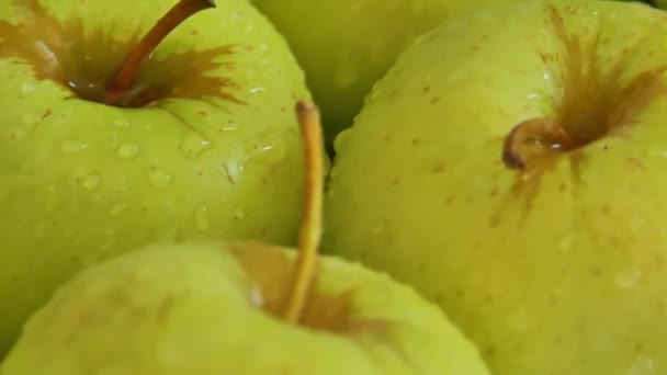 Mann isst Apfel. Großaufnahme eines männlichen Mundes, der frisches Obst isst. Mann beißt und kaut einen Apfel. leichter Imbiss. Ernährung und gesunde Ernährung. Zeitlupe. natürliche biologische Ernährung. Hungriger beißt in Apfel - Filmmaterial, Video