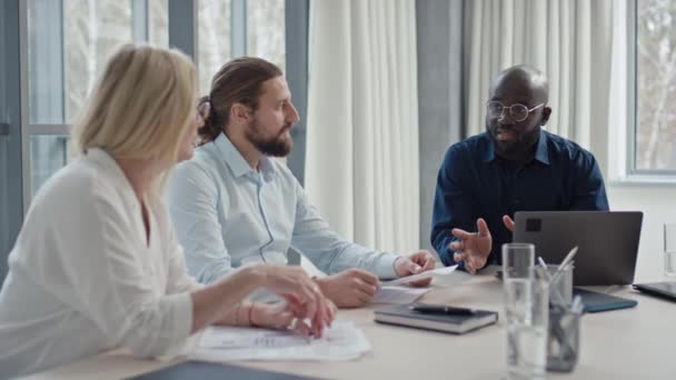 Plan moyen d'hommes et de femmes d'affaires multiethniques qui se réunissent chaque année pendant qu'ils siègent au conseil d'administration - Séquence, vidéo