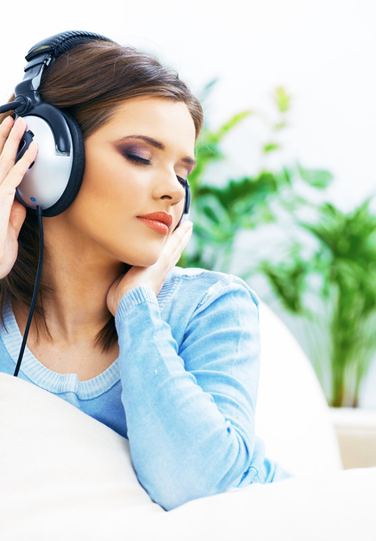 Woman listening music - Φωτογραφία, εικόνα