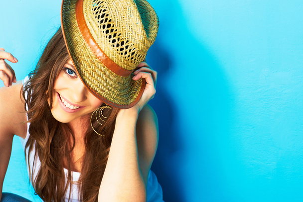 Smiling woman in straw hat - Fotoğraf, Görsel