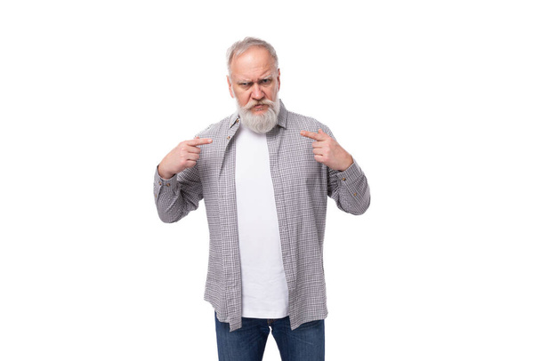 guapo de pelo gris anciano hombre en una camisa se inspira en una idea sobre un fondo blanco con espacio de copia. - Foto, Imagen