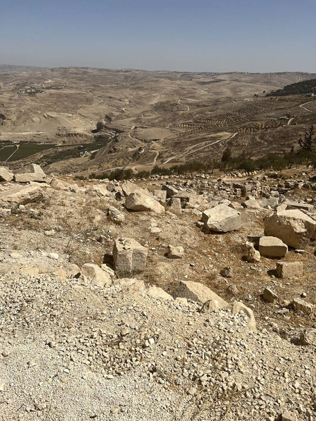Vue du désert jordanien depuis la montagne sacrée NEBO Lieu saint chrétien MOUNT NEBO - Photo, image