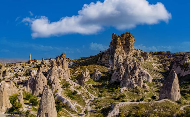 Вид на замок Учисар в провинции Невшехир в Каппетии, Турция. - Фото, изображение