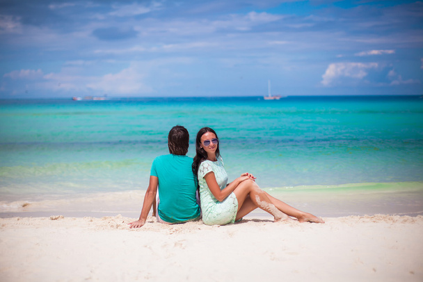 Νεαρό ζευγάρι χαρούμενος να διασκεδάσετε στις διακοπές παραλία γίνεται - Φωτογραφία, εικόνα