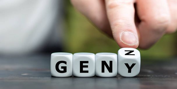 Mão vira dados e muda a expressão 'GEN Y' para 'GEN Z'. - Foto, Imagem
