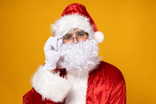 Santa Claus, retrato sobre fondo amarillo. - Foto, imagen