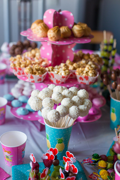 Czekolada cakepops na świątecznym stole deser na dziecko birthday party - Zdjęcie, obraz