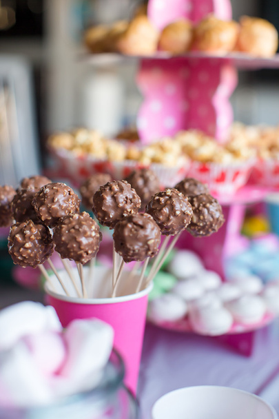 Bolos de chocolate na mesa do deserto na festa de aniversário das crianças
 - Foto, Imagem