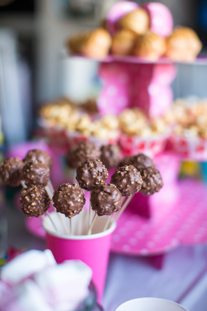 Шоколадні коктейлі на святковому десертному столі на день народження дитини
 - Фото, зображення