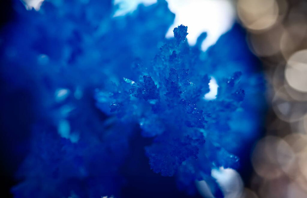 Modrý mražený led v krásných safírech a krystalech. Zmrazená přirozená zimní textura. Krystalizace zmrzlého ledu během ledové sezóny. - Fotografie, Obrázek