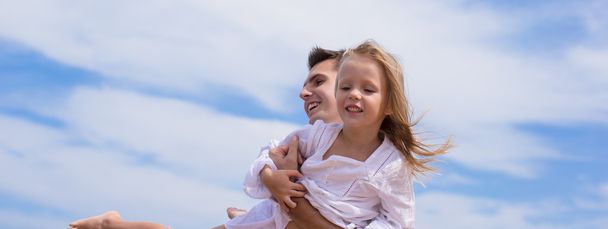 幸せな父と少女は、ビーチでの休暇中に楽しい時を過す - 写真・画像